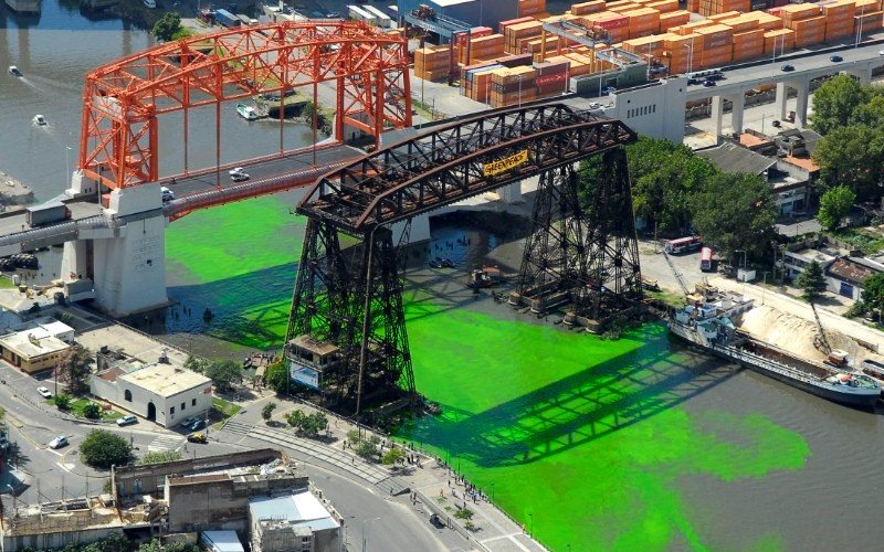 Greenpeace tiñó de verde las aguas del Matanza en 2010 para exigir su saneamiento. Foto: Greenpeace.