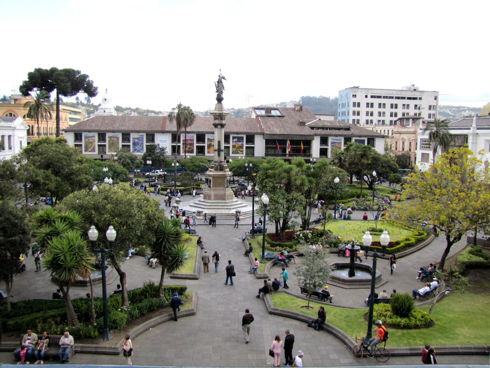 La Plaza de la Independencia, un lugar lleno de vitalidad gracias a la interacción humana y el disfrute de lugareños y visitantes.