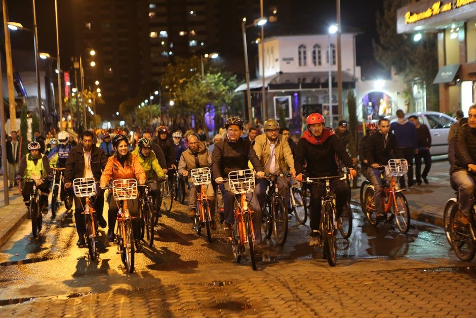 La principal apuesta del gobierno Rodas está en la movilidad sostenible. Aquí en ciclopaseo nocturno en sector La Mariscal Foto: Alcaldía de Quito