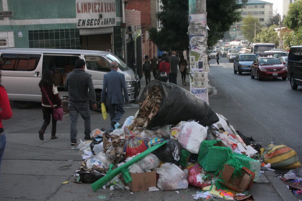 Basura acumulada luego de tres días sin recolección. 