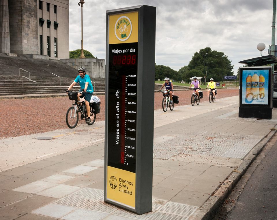 El Gobierno de la ciudad de Buenos Aires instaló un contador de bicicletas en la ciclovía del corredor norte, frente a la Facultad de Derecho. La información será utilizada para tomar decisiones para seguir  mejorando el sistema EcoBici. Foto: Gobierno de la ciudad de Buenos Aires. 