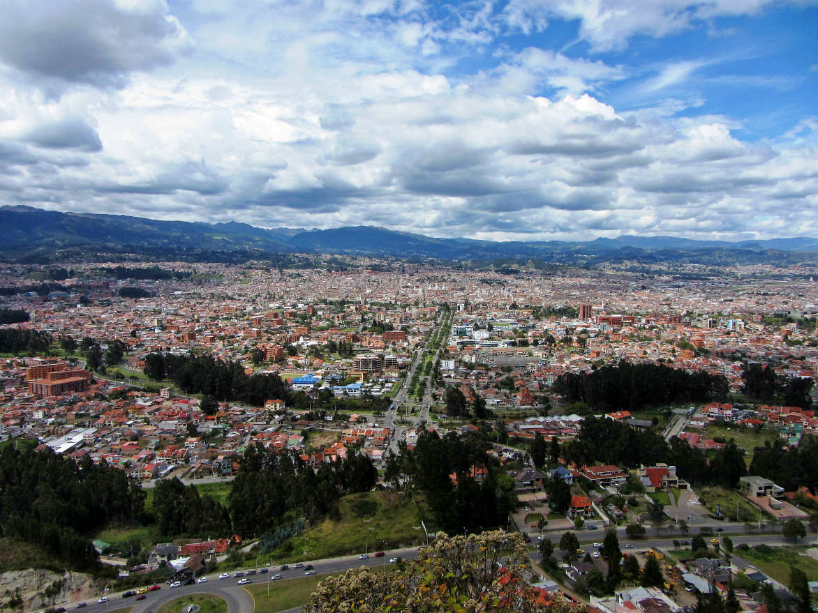 Cuenca es la capital de la provincia de Azuay (Ecuador). Tiene cerca de 600 mil habitantes y es un referente por su diversidad cultural, su arquitectura y por ser el lugar de nacimiento de muchos personajes ilustres del país.