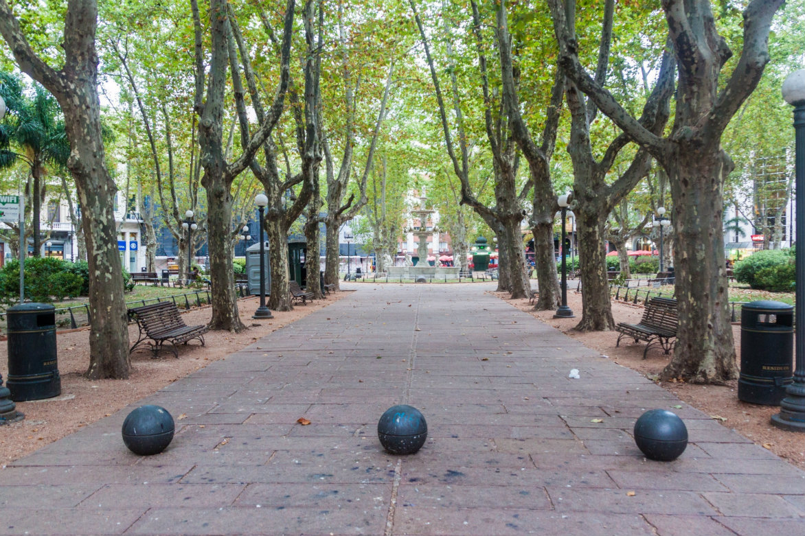 Montevideo ha sido calificada, consistentemente, como la ciudad con mejor calidad de vida de Latinoamérica. Tiene cerca de 2 millones de habitantes y está dividida en 8 municipios y 62 barrios.