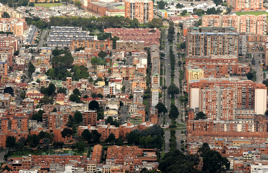 en los estudios realizados se ha manifestado una tendencia a los aumentos de población en las zonas urbanas, lo que obliga a las ciudades a construir y distribuir mejor las zonas para vivienda