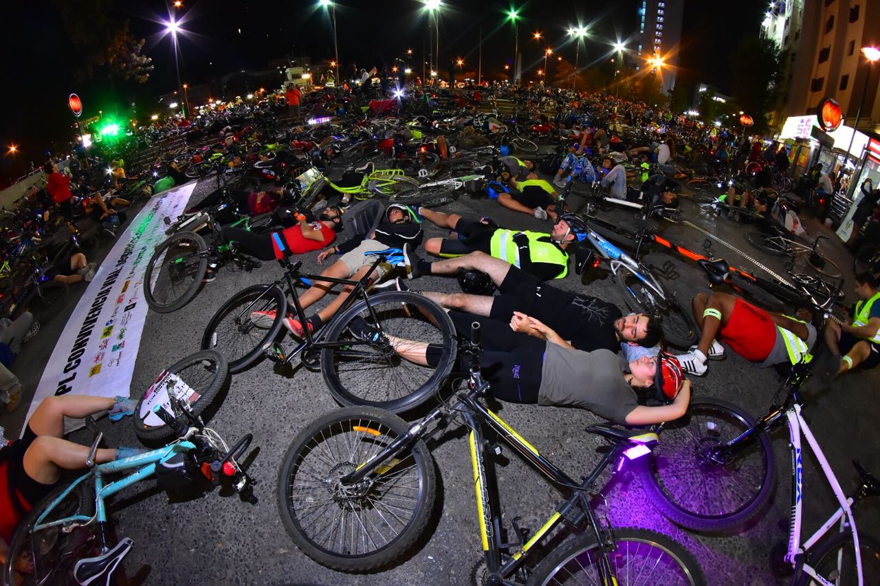 Miles de ciclistas de Santiago exigen reducir la velocidad en las ciudades