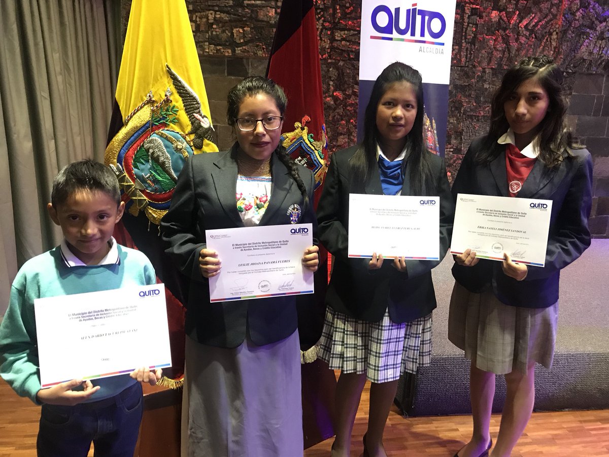 Estudiantes oficiales de Quito, destacados con becas académicas