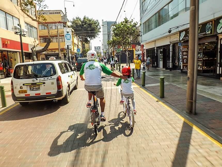 Cicleandoenlima: una familia que construye ciudad a pedalazos
