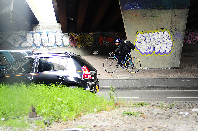 El aire contaminado afecta a los ciclistas urbanos de Bogotá