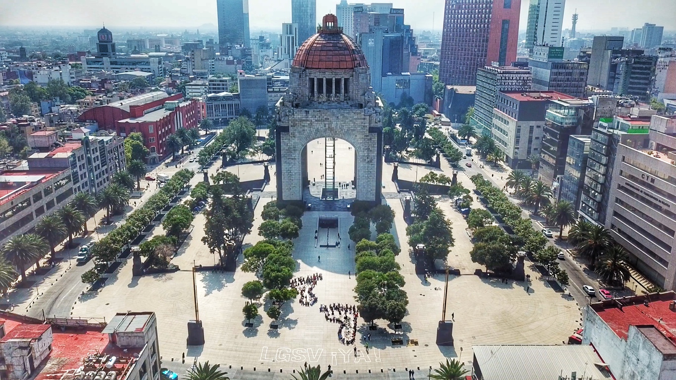 Mexicanos demandan aprobación de Ley de Seguridad Vial con huellas gigantes