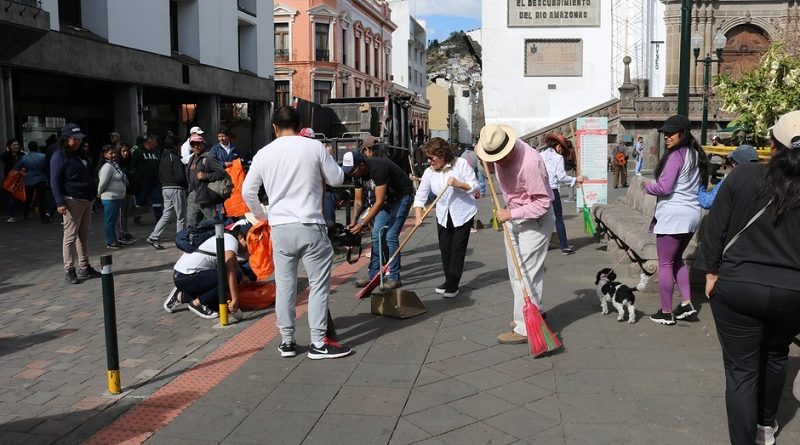 Con Mega Minga, habitantes de Quito embellecen su Centro Histórico