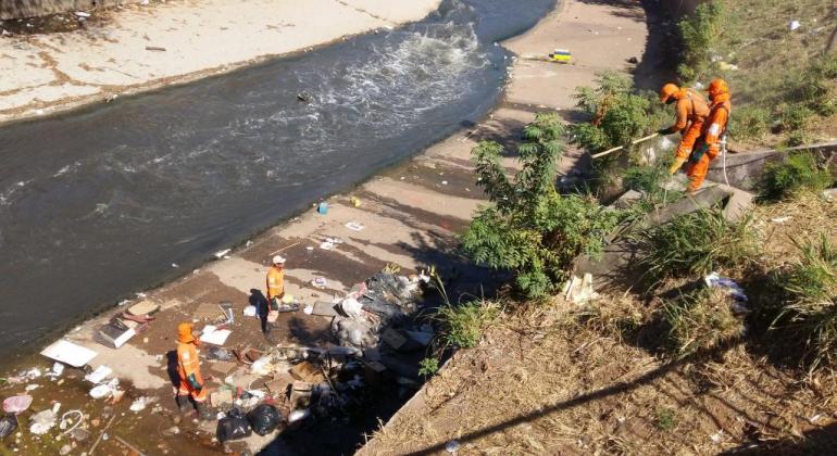 25 toneladas de basura fueron retiradas del río Arrudas, en Belo Horizonte