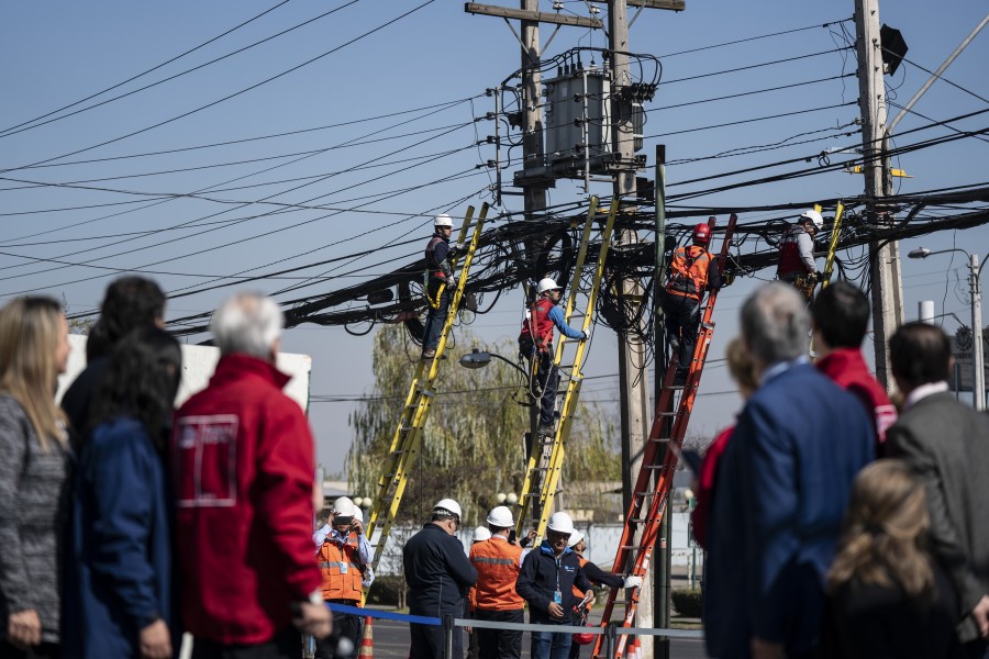 Chile ya tiene ley para regular el tendido de cables aéreos