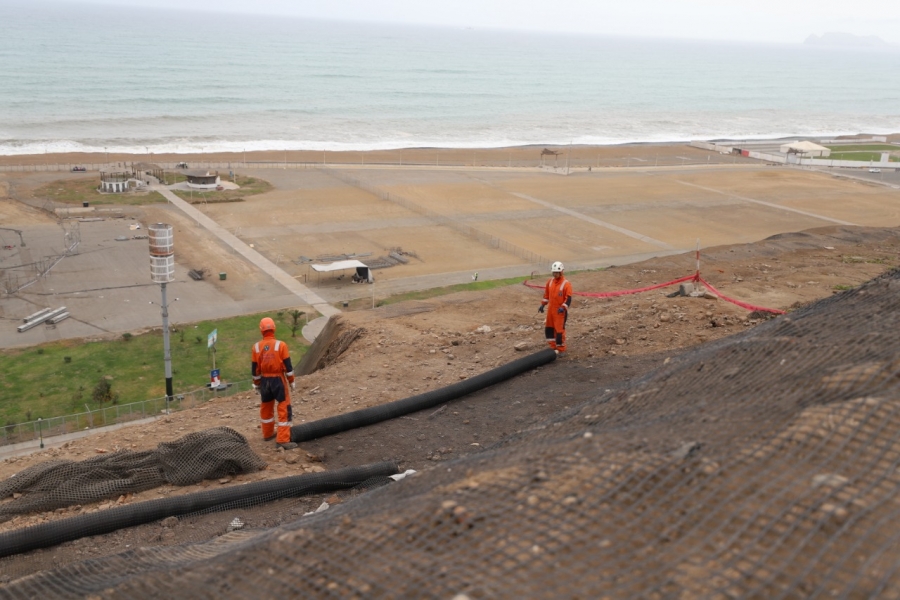 Lima instala geomallas para prevenir deslizamientos