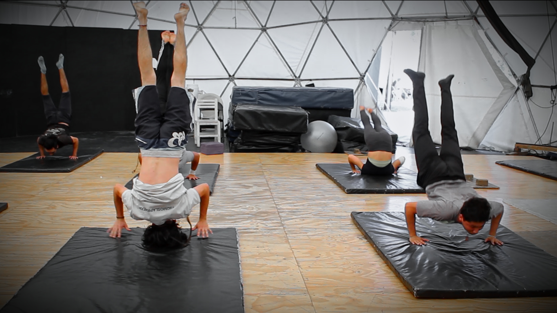 En México sólo hay dos escuelas donde se pueden aprender las artes circenses: la Escuela de Artes Circenses de Puebla compite y Cirko De Mente. Foto: Arturo Díaz