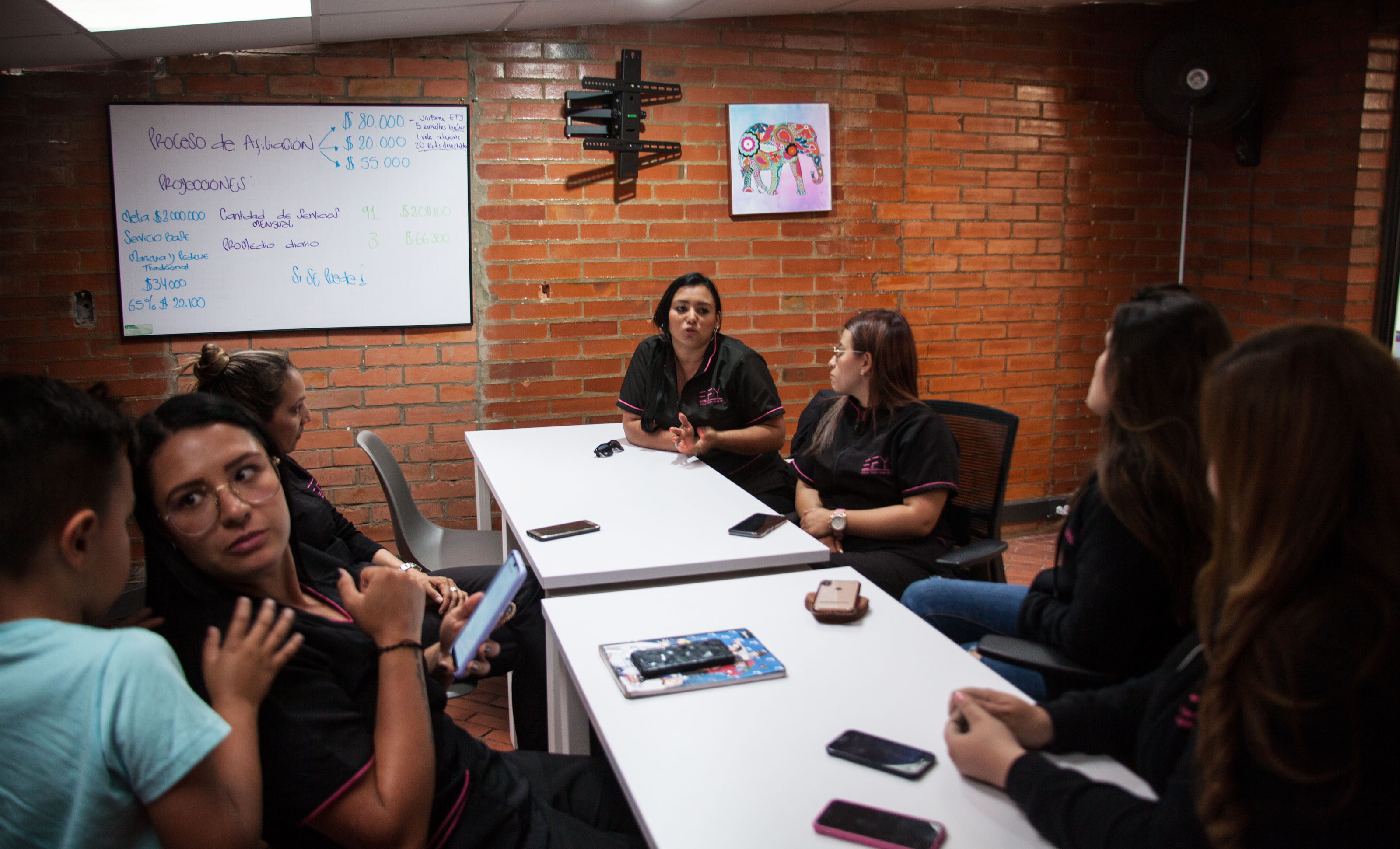 Laura Serrano y las colaboradoras de EFY se reúnen resolver dudas alrededor de su labor como profesionales de belleza. Foto: Jhonatan Acevedo