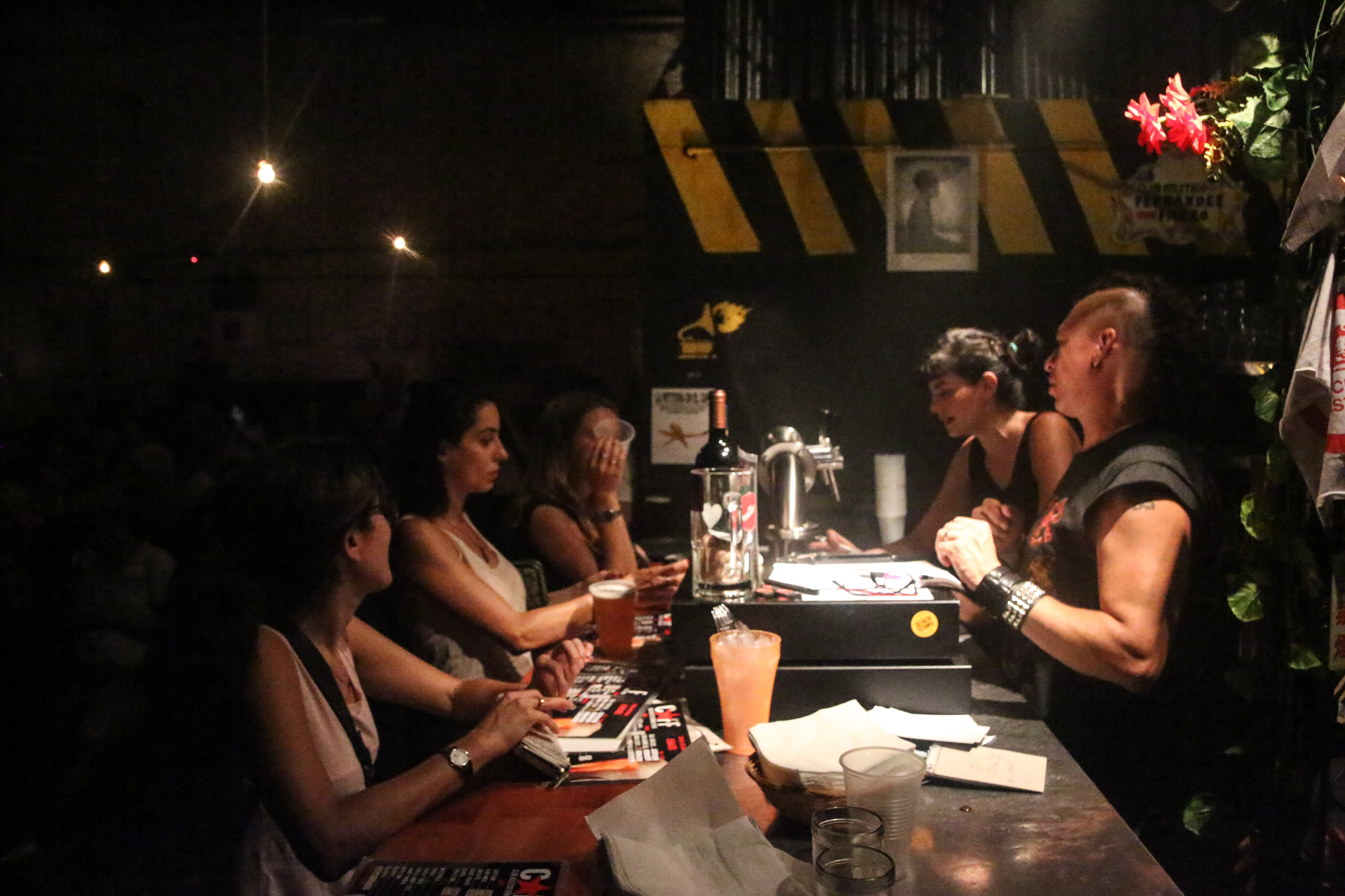 En el Club Atlético Fernández Fierro (CAFF) se ofrece, durante los shows, el servicio de bar que funde copas y tangos. Foto: Luis Iramain