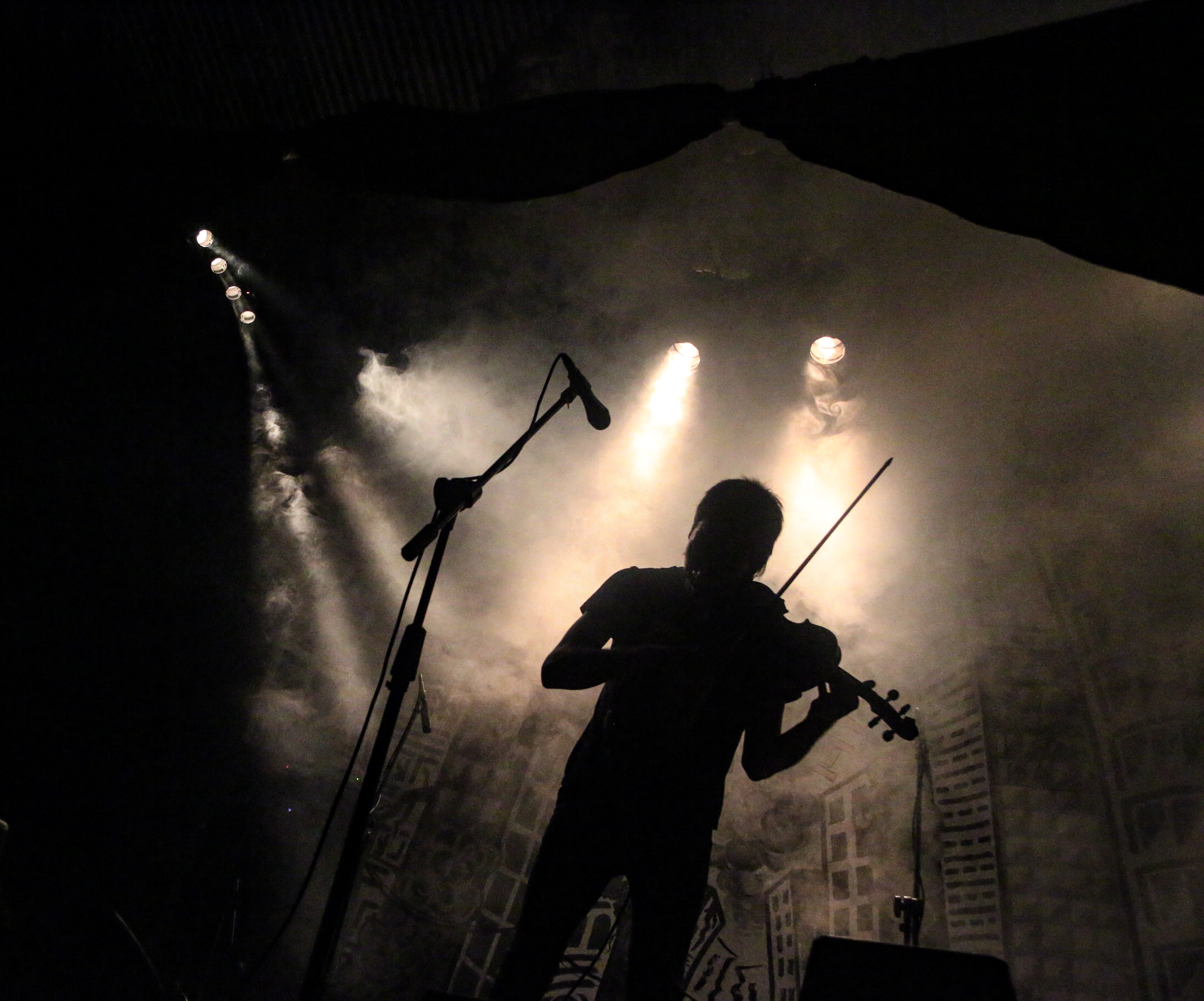 Uno de los cuatro violinistas de la OTFF es el ruso Álex Musatov, quien se prepara para el show de la noche. Foto: Luis Iramain