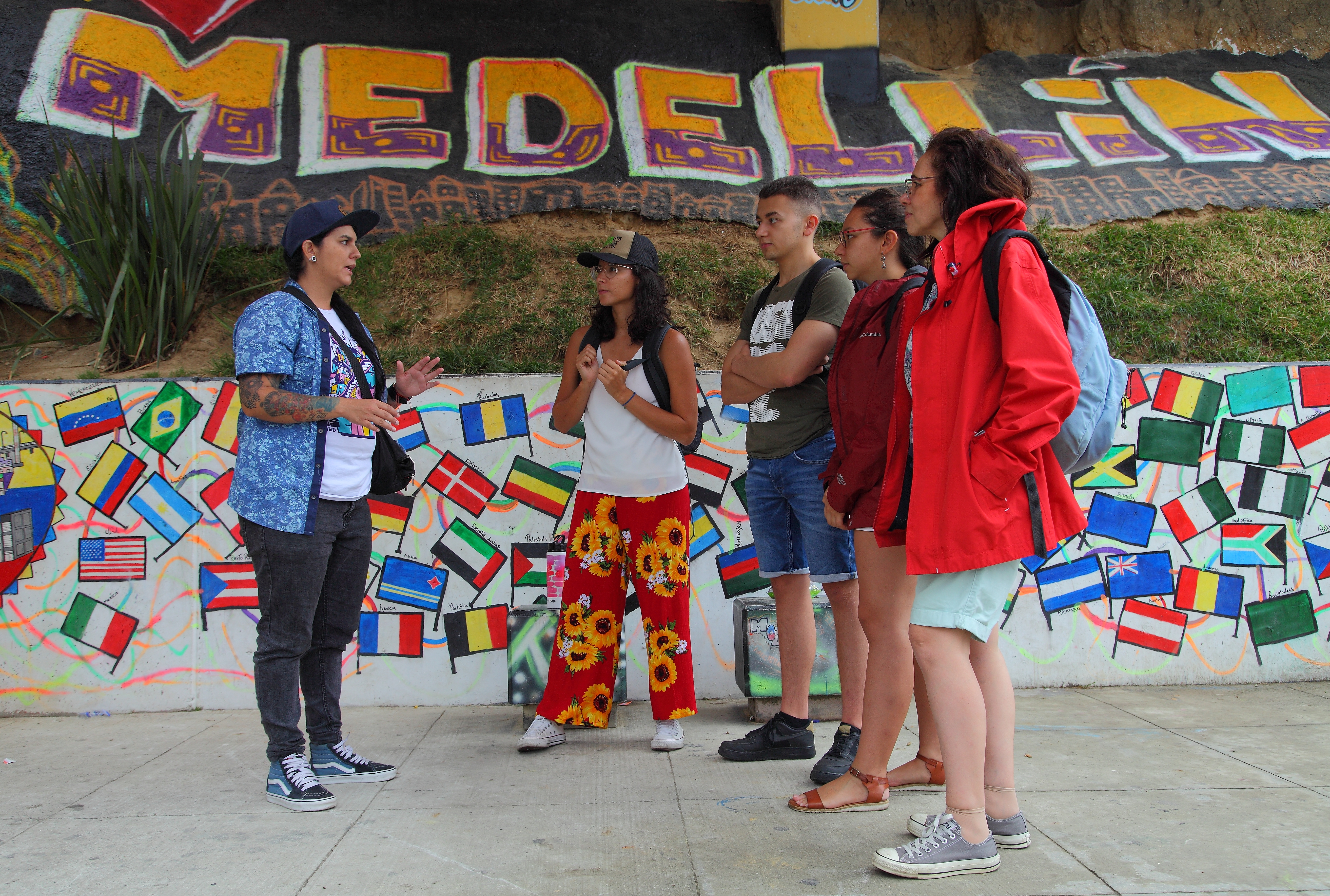 ‘La Fiera’, artista rapera y guía del Graffitour, ha encontrado en esta industria creativa, la sostenibilidad para su proyecto de vida y musical. Foto: Óscar Tobón