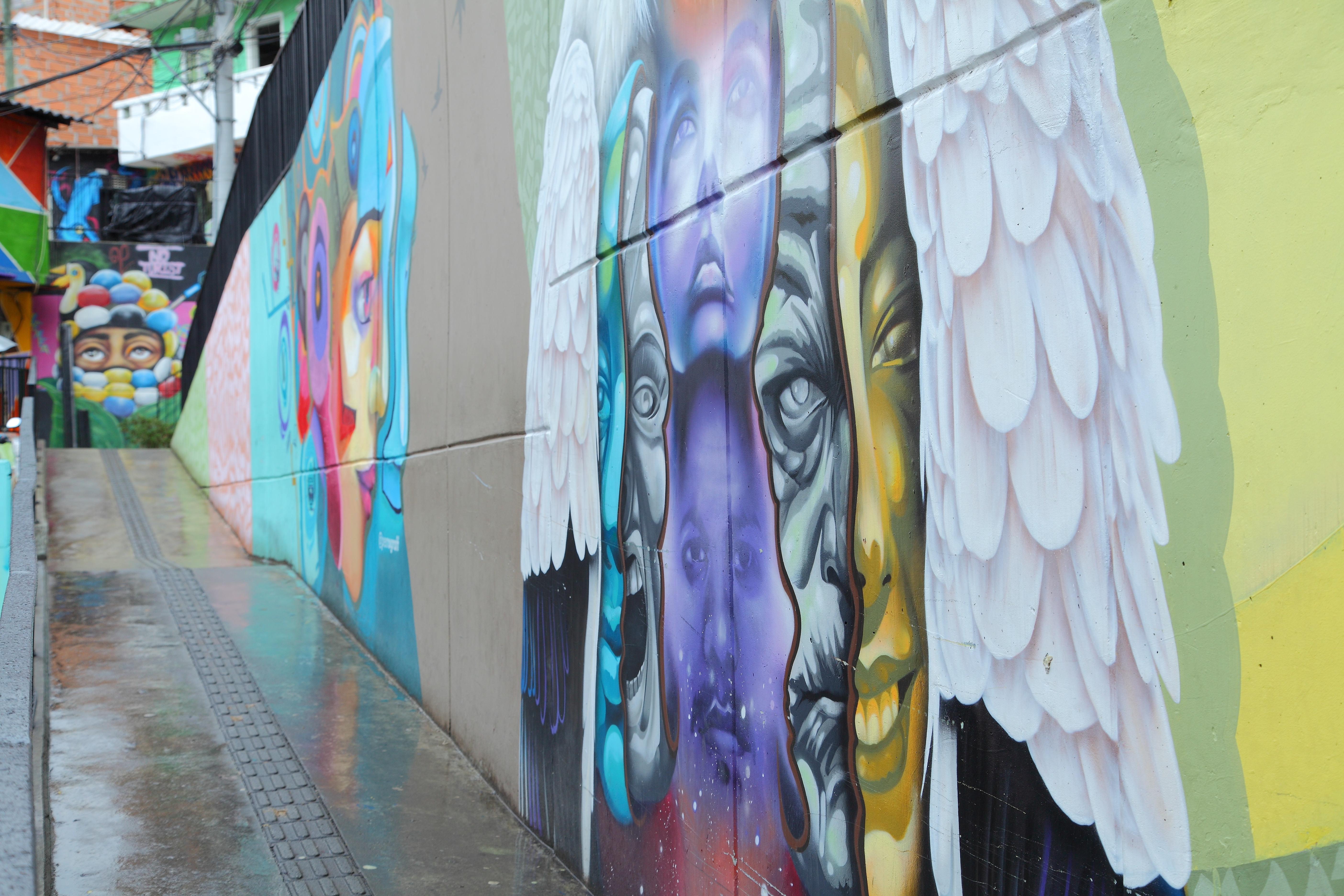 La cultura Hip-Hop y una de sus expresiones como el grafiti, son un reflejo de las vivencias de los barrios de la Comuna 13 en Medellín (Colombia) que se han convertido en atractivo turístico mundial. Foto: Óscar Tobón