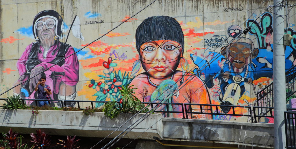 Tan solo en los últimos tres años, el Graffitour de la Comuna 13, ha llevado más de 20.000 turistas extranjeros. Foto: Óscar Tobón