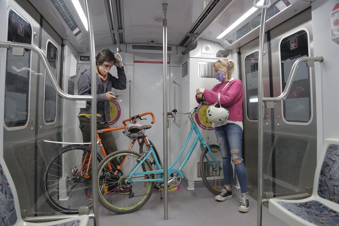 Bicicletas y patinetas se suben al subte de Buenos Aires