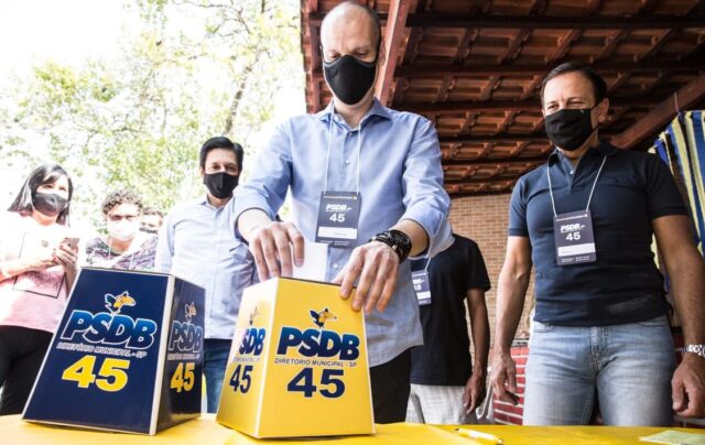 En São Paulo, el alcalde Bruno Covas (Partido PSDB, centro) obtuvo el 59,38 % de los votos y se impuso en esta segunda vuelta a Guilherme Boulos (40,62 %),