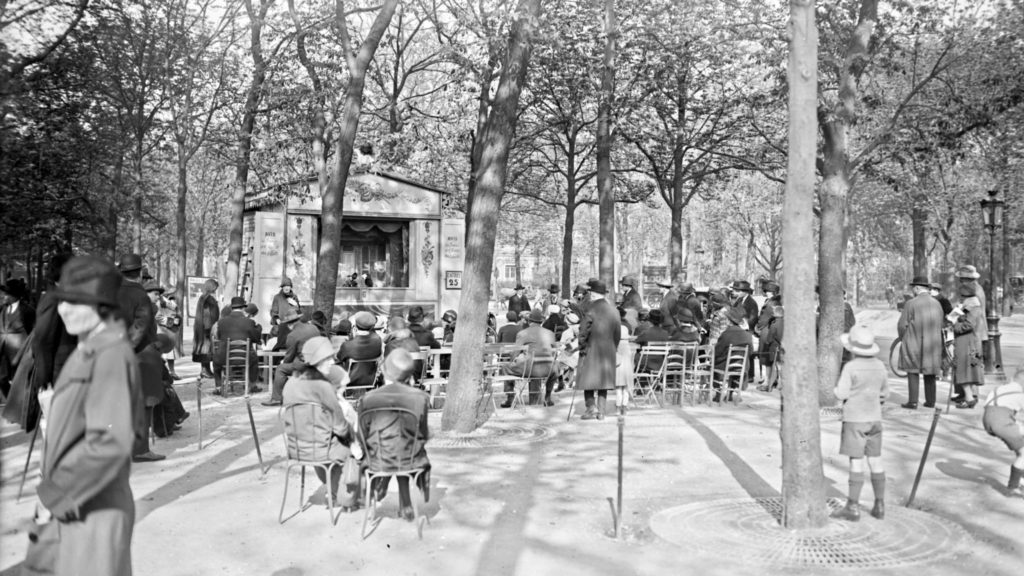 A lo largo de su historia, la avenida se convirtió en un espacio público esencial para los parisinos y, además, escenario de desfiles militares, competiciones deportivas y actividades culturales al aire libre para los habitantes de la ciudad. Foto: Agence Rol, 1926-1927