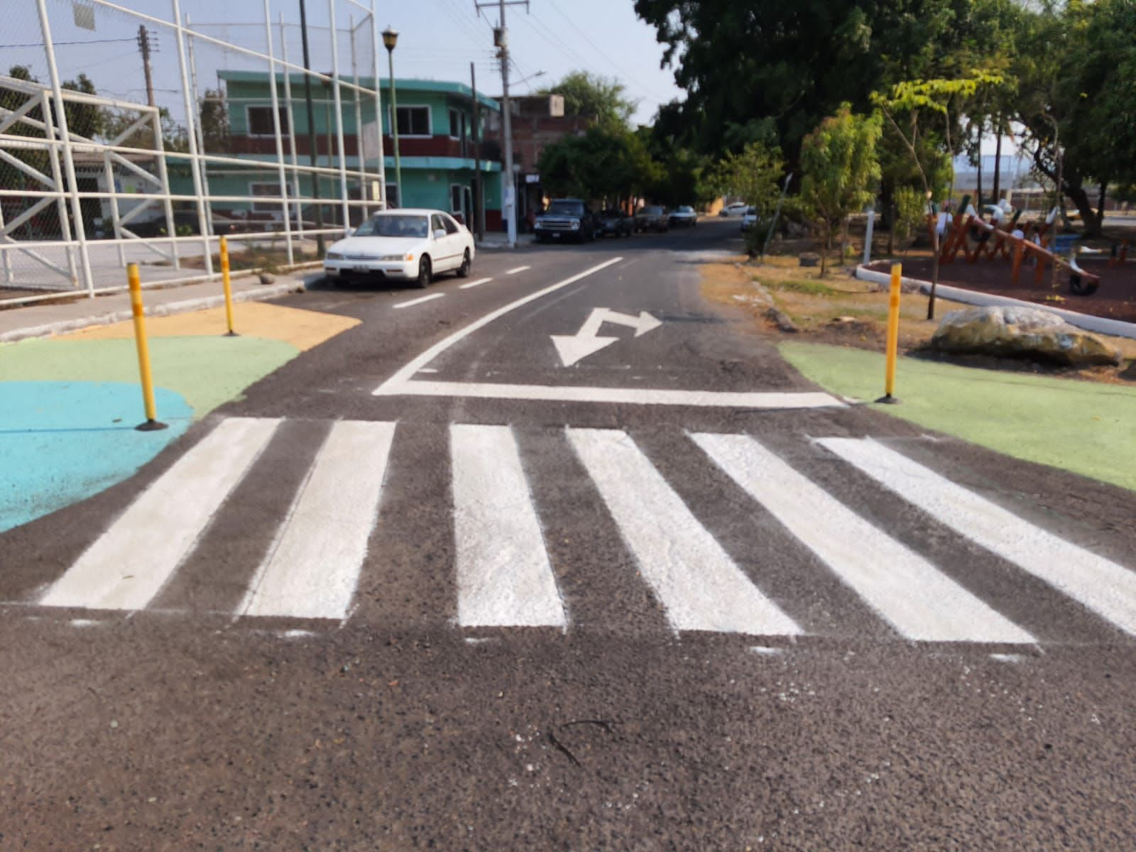 Balizamiento que incluye ciclovía, cruce peatonal seguro entre dos orejas, y señalamiento de flujo de tránsito, sobre la calle Vicente Guerrero, en la colonia de los Trabajadores, Colima, 2021. 