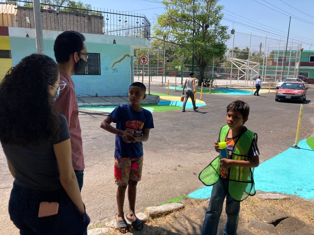 Byron con su amigo, explicando a ingenieros de tránsito porqué y cómo se implementó la intervención en su parque. 