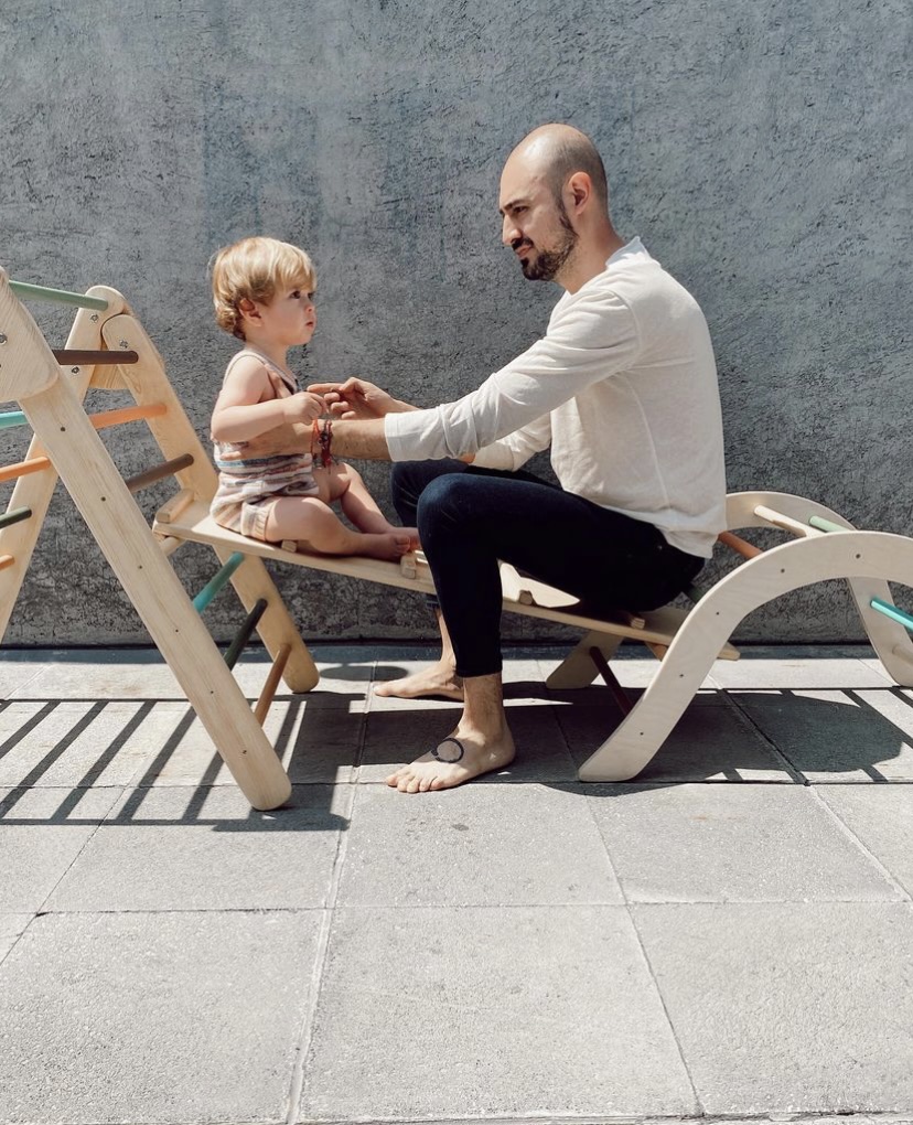 (Fotografía del perfil de instagram @papasolteroo) Salvador Loyo jugando en un espacio dedicado para su pequeño hijo Lucio. 