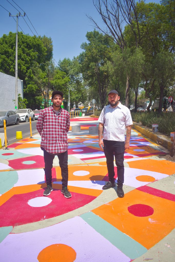 Dayron y Raymundo, integrantes del colectivo Chachachá, con su diseño “nudo de serpientes”