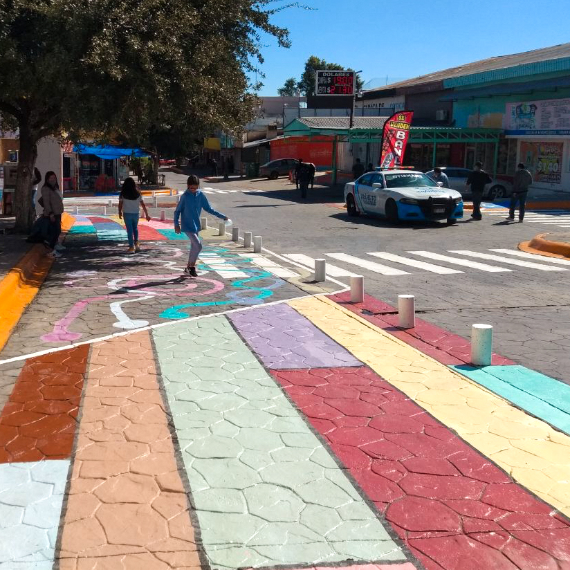 La seguridad es un aspecto muy importante, y la felicidad también. Por eso, mediante el juego, niñas y niños podían apropiarse de sus espacios sin correr peligro. Intervención en Reynosa, Tamaulipas con ONU-Hábitat, 2020. 