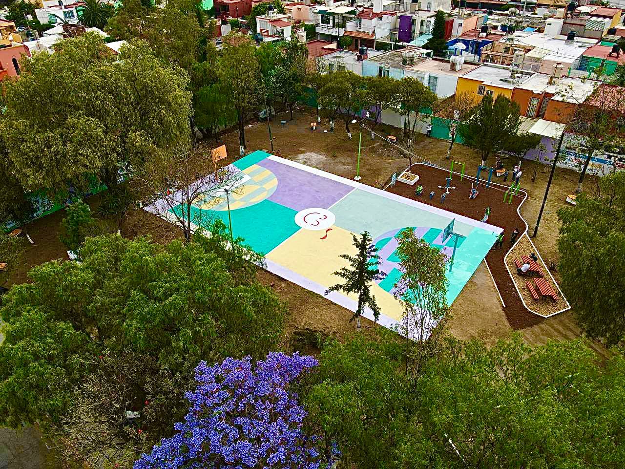 En la imagen se logra apreciar el distanciamiento entre mobiliario y el color que ayudó en la reactivación de la cancha en donde vecinas y vecinos recuerdan jugar cuando eran más pequeños y ahora disfrutan sus hijas, hijos, e incluso nietas y nietos.