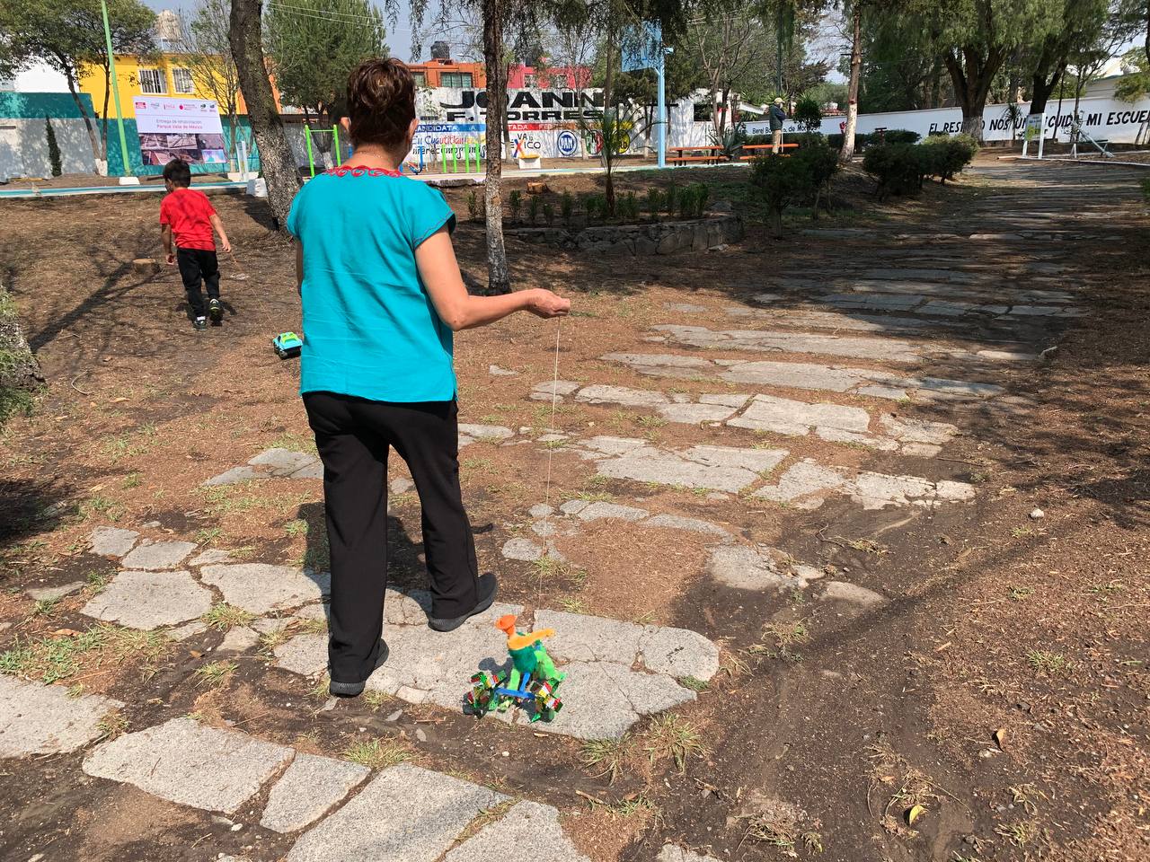 En el parque Valle de México, en Cuatitlán Izcalli, se definió un sendero que cruza por el parque en donde las y los vecinos usualmente pasean a sus mascotas o circulan con infantes.