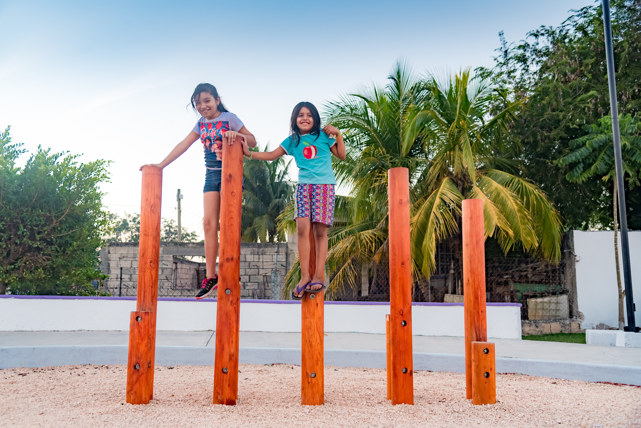 El mobiliario para juegos que se colocó en el parque Jacinto Canek en Yucatán, muestra que se puede jugar con elementos sencillos y que no ayuda a los usuarios a sentirse seguros. Son idóneos para la vigilancia natural.