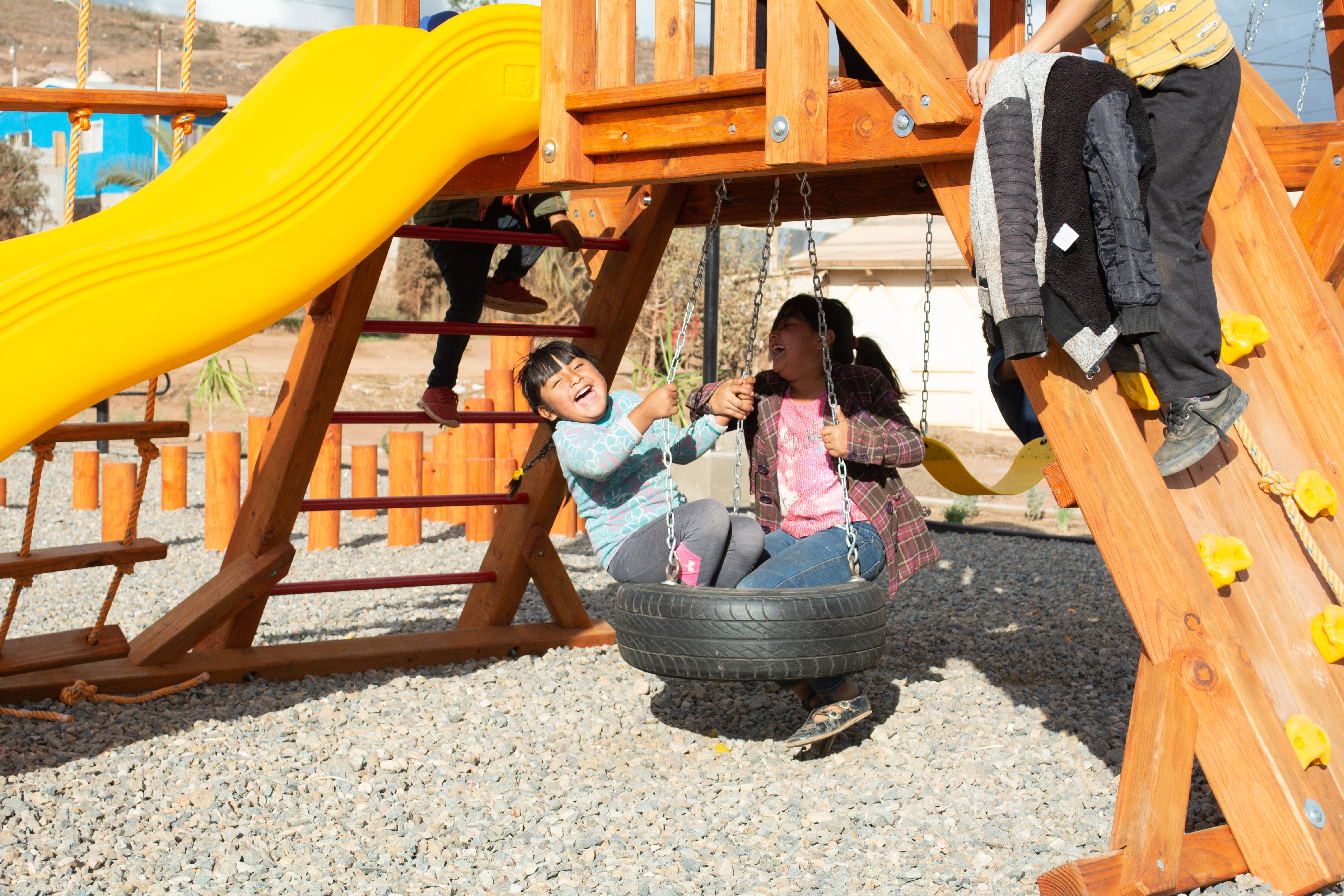 En el parque El Paraíso, en Ensenada, las infancias disfrutan de un área de juegos segura que les permite sentirse acompañadas por sus cuidadores e incentiva su imaginación.