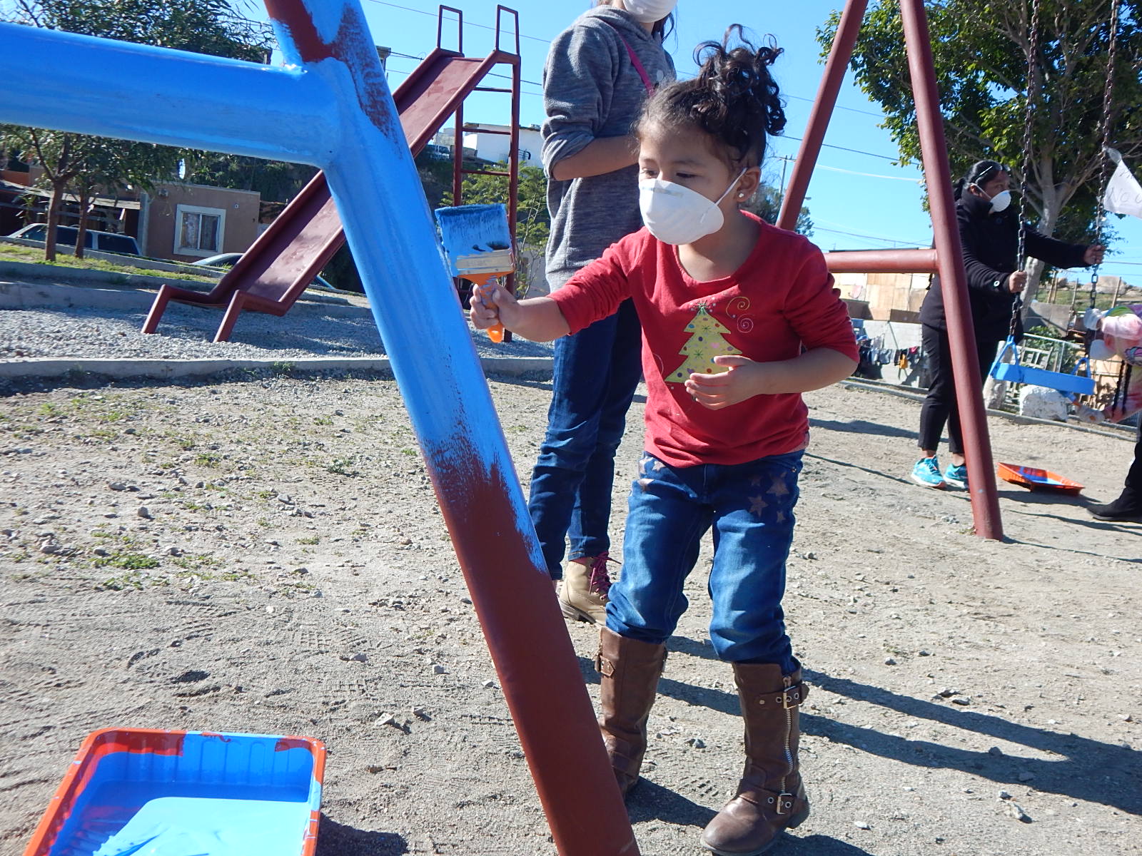 En Baja California, para la rehabilitación del parque Parajes del Valle, la comunidad se organizó y se unió para darle mantenimiento a los juegos infantiles con pintura. Es una muestra que con poco, se puede mejorar la percepción de seguridad en el lugar.