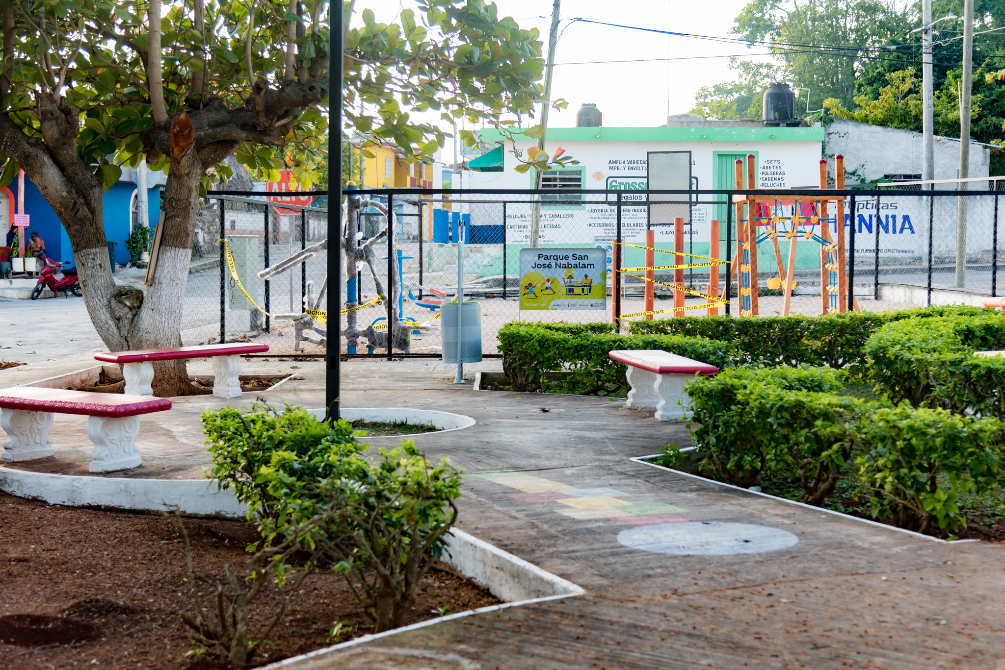 Cerca de ese parque, se encuentra el parque San José Nabalam, donde podemos observar que la vegetación no obstruye la vista y brinda la percepción de seguridad.