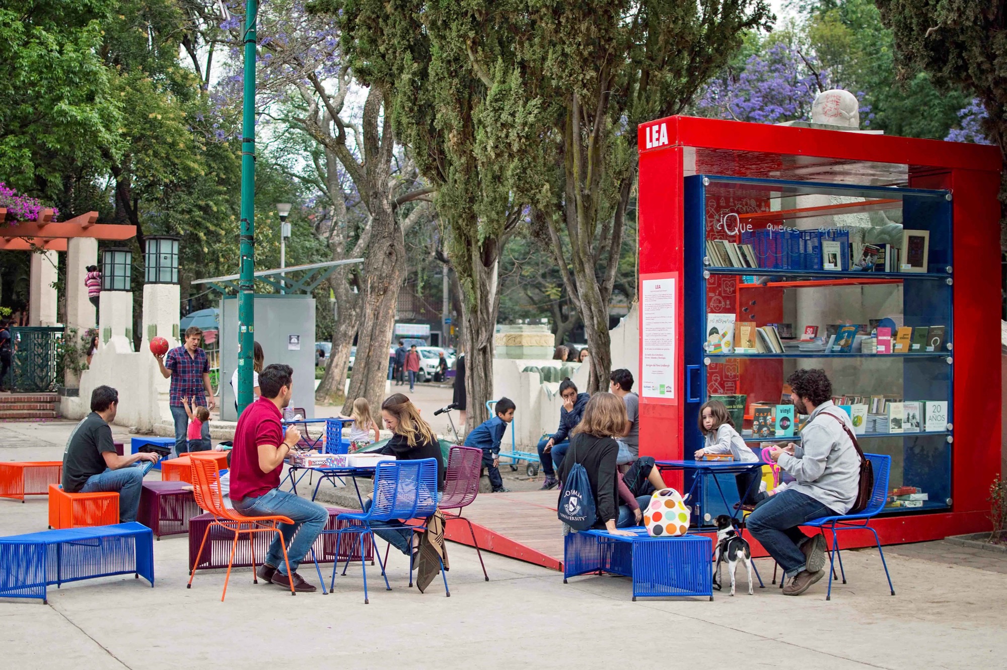 LEA, Lugar de Encuentro para Amigos, fue una colorida instalación temporal en el Parque México de la Ciudad de México que buscó promover actividades culturales y recreativas al aire libre involucrando a la comunidad en todo el proceso, para que se apropiaran del espacio y lo utilicen.