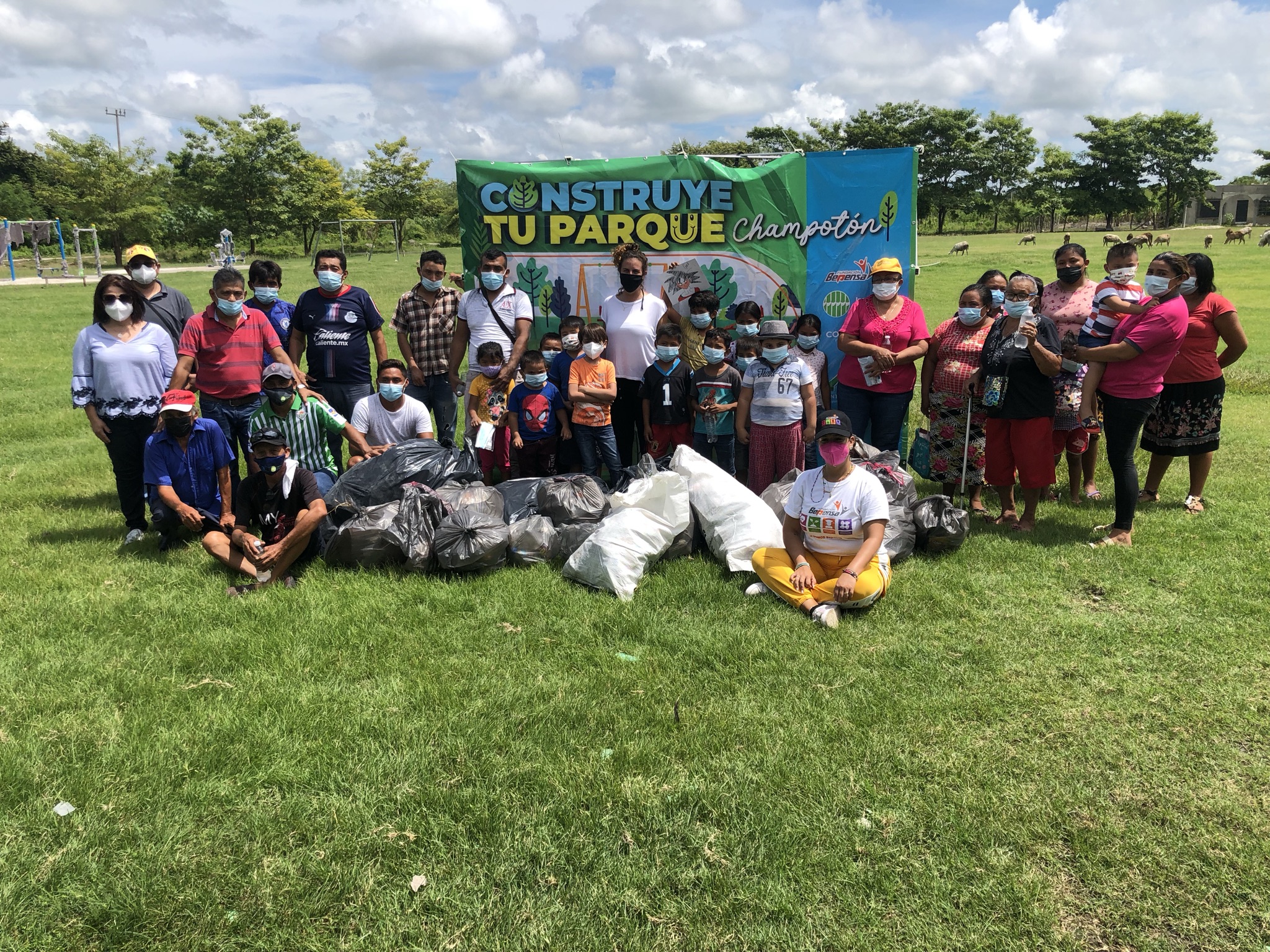 La comunidad de La Joya en Champotón, Campeche, mostrando los residuos que juntos recolectaron. 