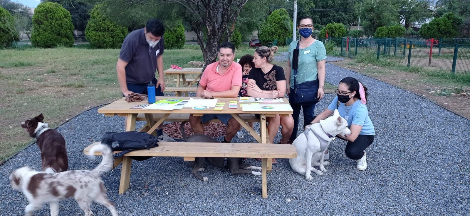 Locatarios de San Jemo en sus primeras reuniones vecinales. En compañía de sus amigos caninos, definieron a largo plazo, un plan para fomentar la adopción de perros de la zona en alianza con organizaciones locales.